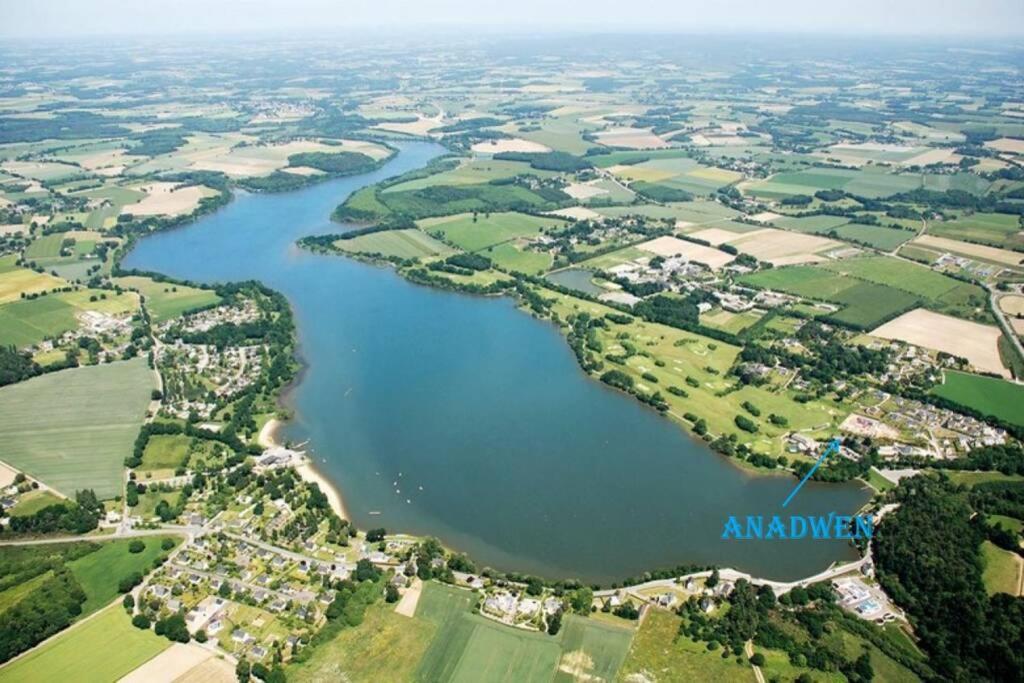 Cottage Anadwen Au Pied Du Lac Au Duc Et Son Golf Ploermel Exterior photo